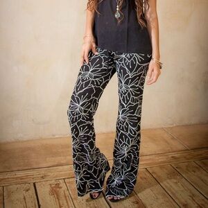 Tamara Catz embroidered floral boho flare low rise drawstring pants
Size 4